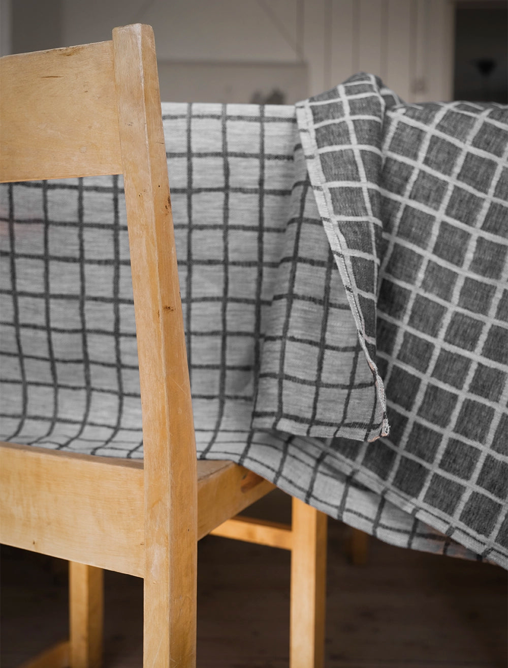 CHECKED JACQUARD WOVEN TABLECLOTH, BLACK - 147x250 cm